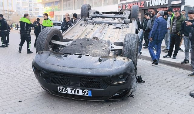 Siirt'te otomobilin park halindeki araca çarptığı kaza anı kamerada