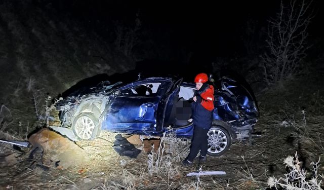 Şırnak'ta şarampole devrilen otomobildeki 2 kişi yaralandı