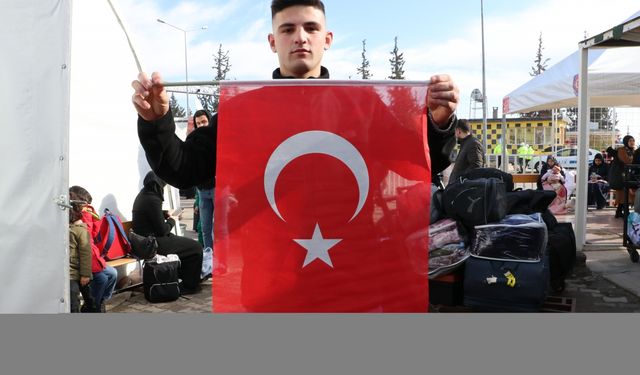 Suriyeli Abdulkadir ülkesine Türk bayrağıyla döndü