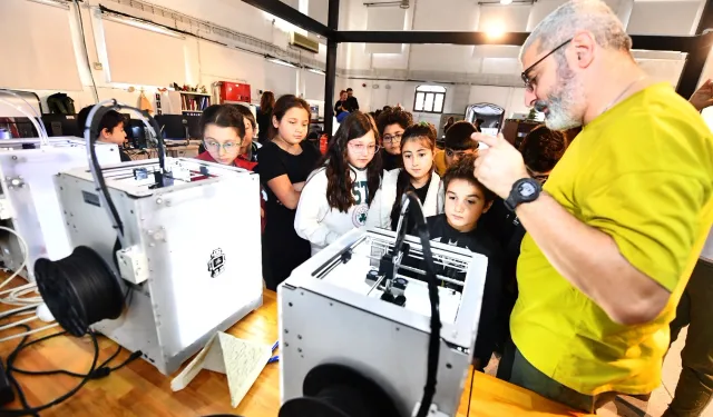 İzmir'de geleceğin fikir temelleri FabrikaLab'da atıldı