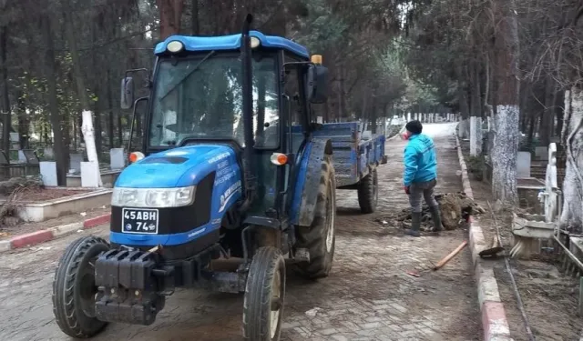 Manisa’da mezarlık bakımları aralıksız devam ediyor