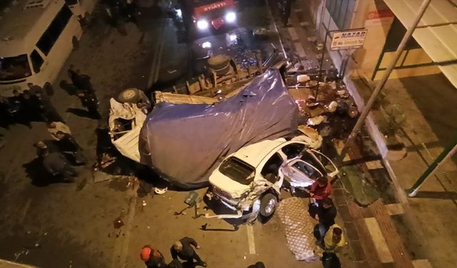 Şanlıurfa'da bir kamyon çarptığı otomobille birlikte üst geçitten düştü