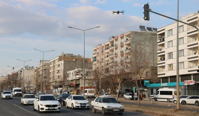 Şanlıurfa'da kırmızı ışık ihlali yapan sürücüler dron ile tespit edildi