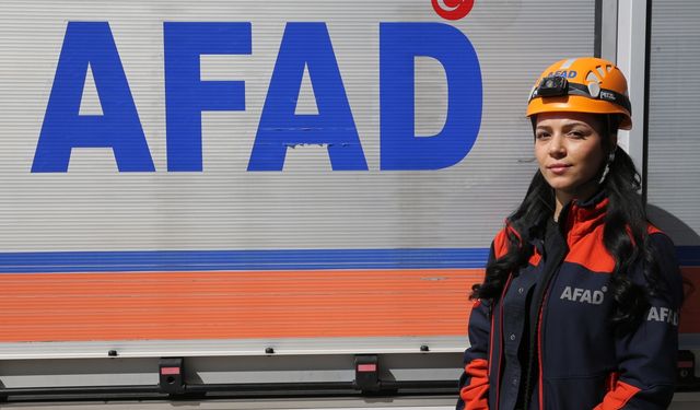 17 Ağustos depreminde ailesinin bagajda güvende tutmaya çalıştığı Aslı, AFAD personeli oldu