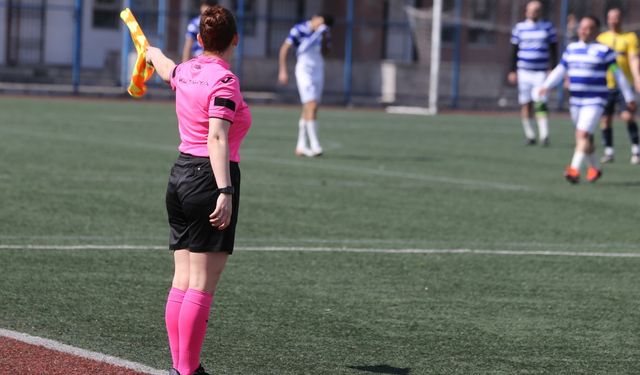 Futbol hakemi çift, yeşil sahalarda birlikte maç yönetiyor