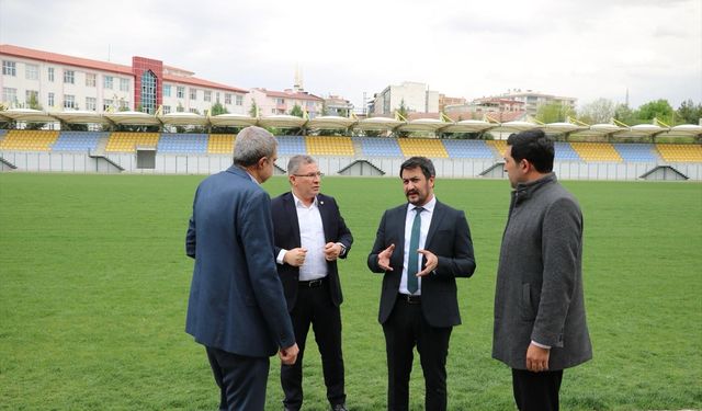 Siirt Gençlik ve Spor İl Müdürü Çalgan, Atatürk Stadyumu'nda incelemelerde bulundu