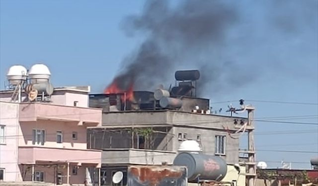 Siirt'te 3 katlı binanın çatı katında çıkan yangın söndürüldü