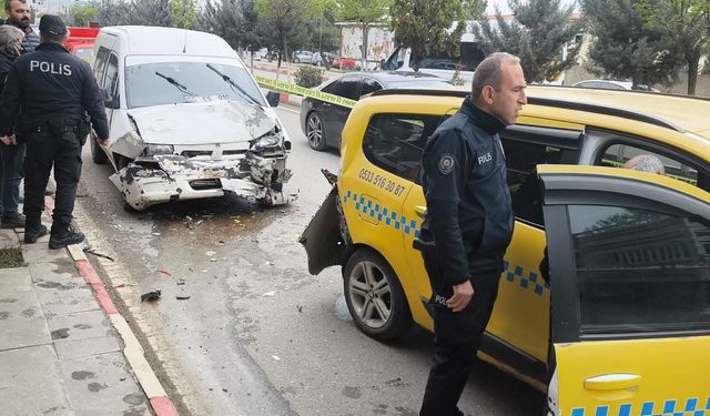 Siirt'te çarpışan hafif ticari araç ile taksinin sürücüleri yaralandı
