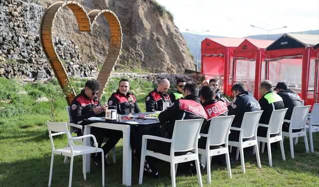 Siirt'te "kavga" ihbarına giden polisler sürpriz kutlamayla karşılaştı