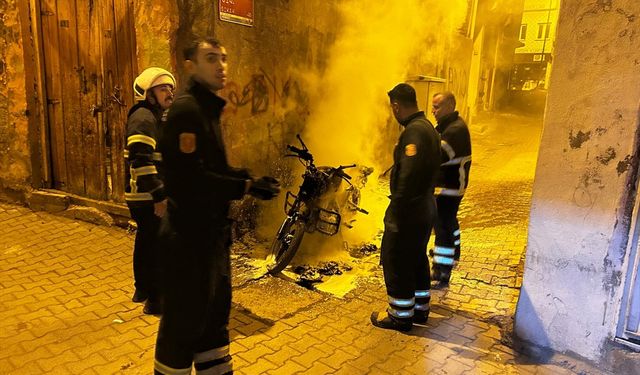Siirt'te Park Halinde Yanan Motosiklet Kullanılmaz Hale Geldi