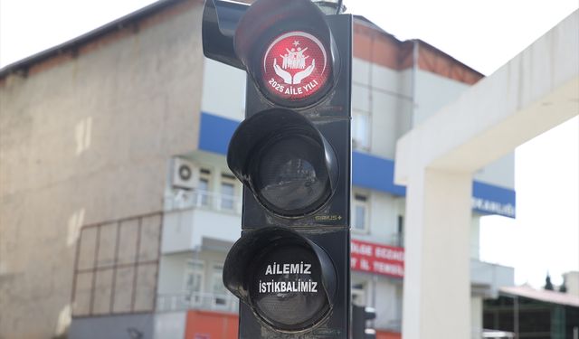 Siirt'te trafik ışıklarına "Aile Yılı"na özel görseller yansıtılıyor