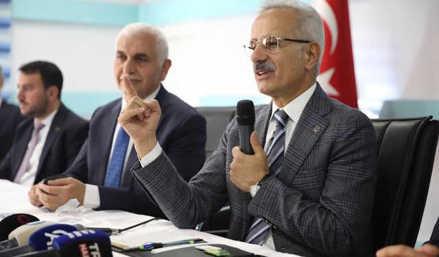 Ulaştırma ve Altyapı Bakanı Uraloğlu, AK Parti Siirt İl Başkanlığı'nda konuştu: