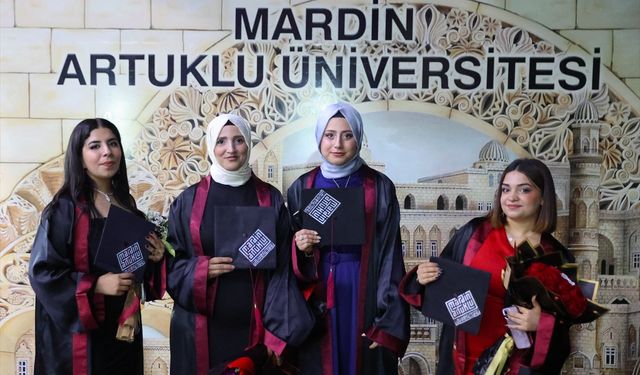 28 Şubat mağduru kadın kızıyla aynı üniversiteden mezun oldu