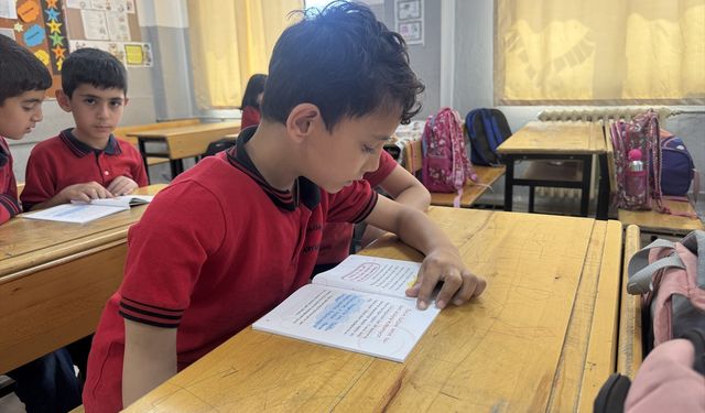 Adıyaman'da depremde sağ kolunu kaybeden çocuk masa tenisinde kendisini geliştiriyor