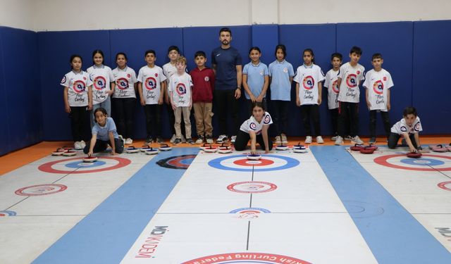 Dezavantajlı mahalledeki sporcu kızların Floor Curling'de hedefi Türkiye şampiyonluğu
