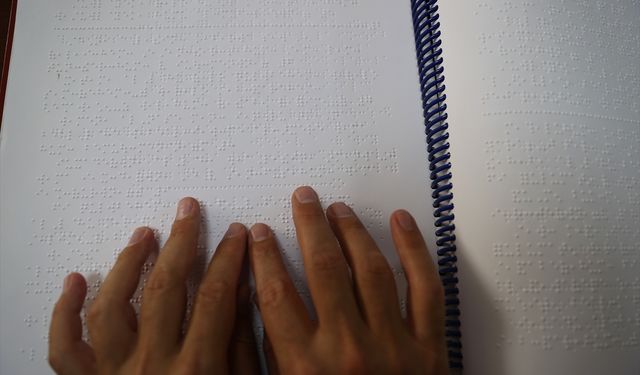 Görme engelliler parmaklarının ucuyla Kur'an-ı Kerim okumayı öğreniyor