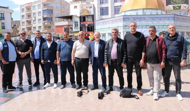 Kilis'te gazeteciler İsrail'in 212 meslektaşını öldürmesini kameralarını yere bırakarak protesto etti