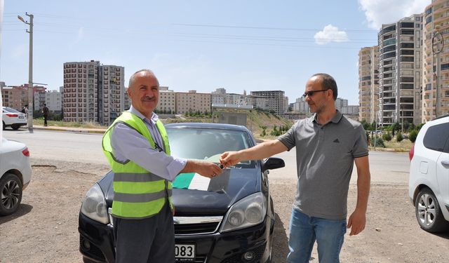 Mardin'de bir hayırsever Filistinlilere destek için arabasını bağışladı