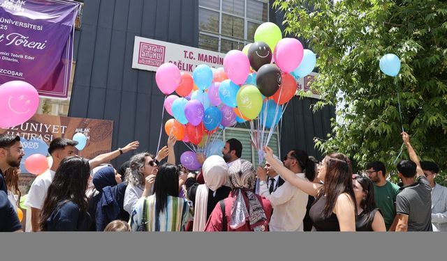 Mardin'de Gazzeli ve lösemili çocuklar için gökyüzüne balon bırakıldı