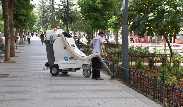 Siirt Belediyesi yeni alınan fil tipi süpürge makinesiyle hizmet sunuyor