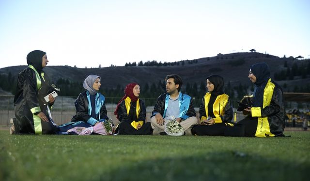 Siirtli öğretmen, öğrencileriyle birlikte okuduğu üniversiteden mezun oldu