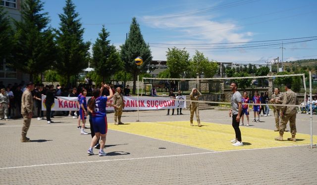 Siirt'te jandarma ekiplerinden öğrencilere ziyaret