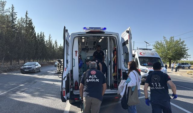 Adıyaman'da biçerdöverle çarpışan otomobildeki 6 kişi yaralandı