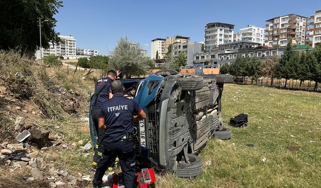 Adıyaman'da şarampole devrilen otomobildeki 2 kişi yaralandı