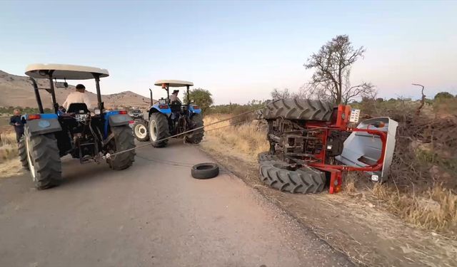 Batman'da Devrilen Traktör Kurtarıldı