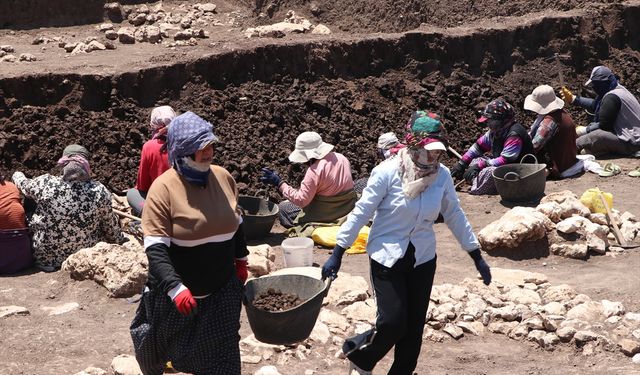 Diyarbakır Çayönü Tepesi'nin kadın işçileri 'tarih' kazıyor