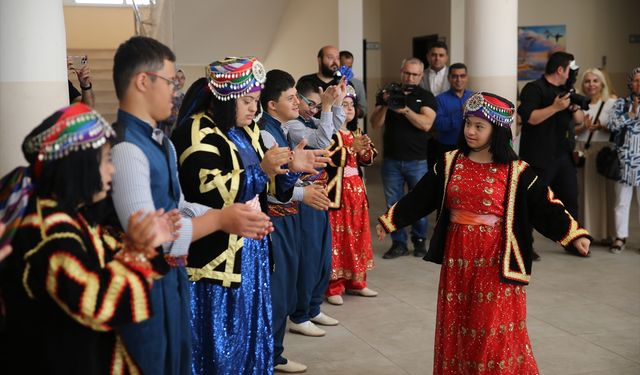 Diyarbakır ve çevre illerde öğrenciler karnelerini aldı