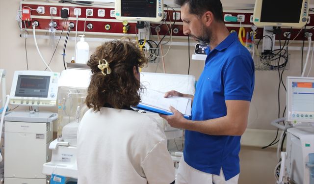 Diyarbakır'da 2 kilo 400 gram doğan bebeğin yaşaması için midesine tüp takıldı