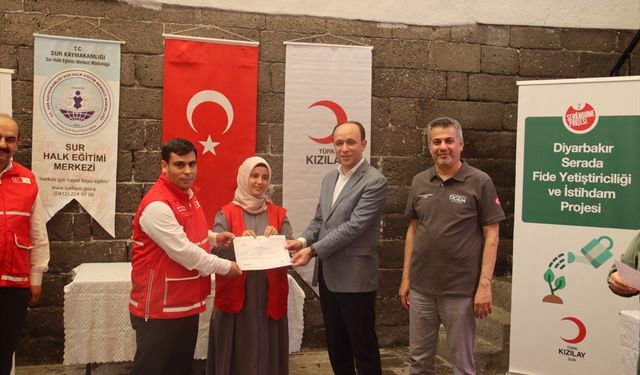 Diyarbakır'da serada fide yetiştiriciliği kursu katılımcılarına sertifikaları verildi