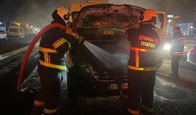 Diyarbakır'da yolcu minibüsünde çıkan yangın söndürüldü