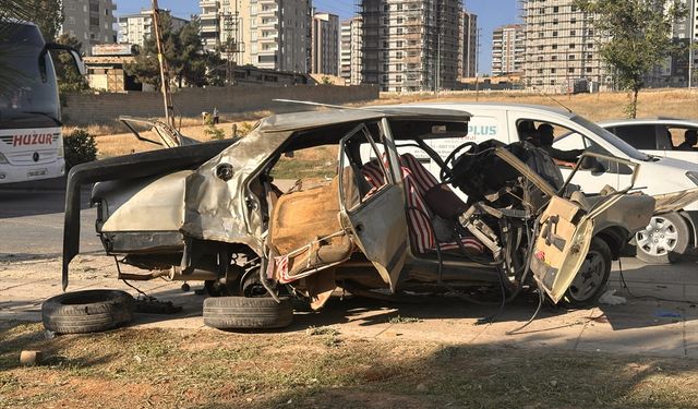 Gaziantep'te otomobilin iki işçi servisine çarptığı kazada 10 kişi yaralandı