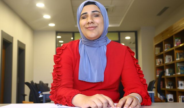 Görme engelli Rümeysa'nın dünyası okuyup-yazarak aydınlanıyor
