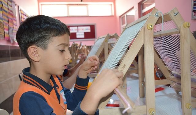 İlkokul öğrencileri dokudukları kilimlerle el becerilerini ve hayal güçlerini geliştiriyor