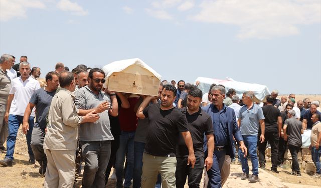 İzmir'deki trafik kazasında ölen 3 kardeşin cenazesi Mardin'de yan yana defnedildi