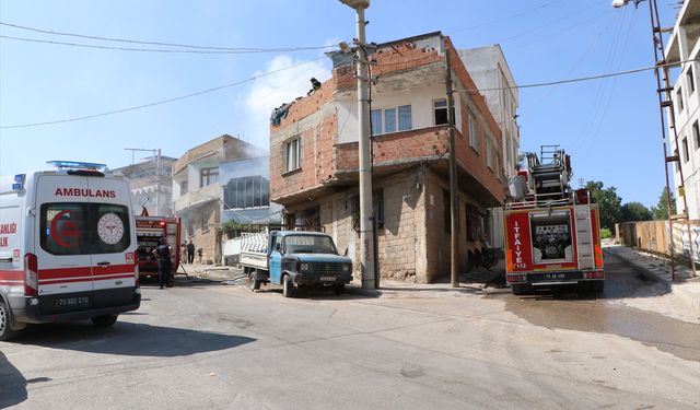 Kilis'te çatıda çıkan yangında 1 kişi dumandan etkilendi