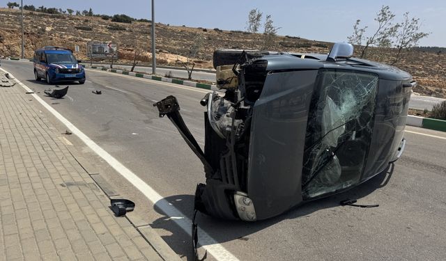 Kilis'te devrilen hafif ticari araçtaki 4 kişi yaralandı