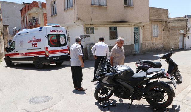 Kilis'te hafif ticari araçla çarpışan motosikletteki 2 kişi yaralandı