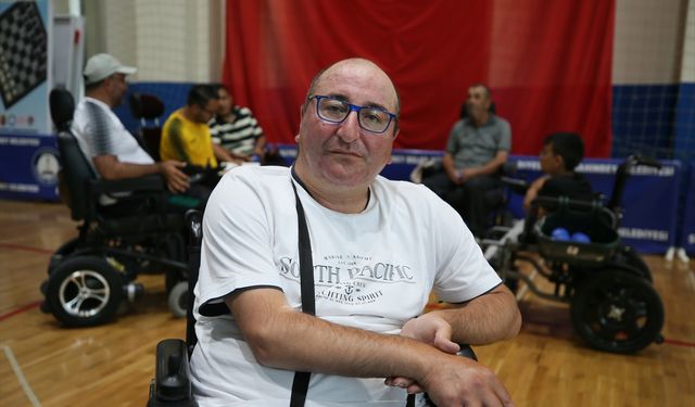 Kurucu başkanı olduğu dernekte kendisi gibi engellilerin yardımına koşuyor