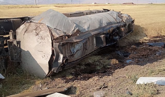 Mardin'de devrilen yakıt tankerinin sürücüsü yaralandı