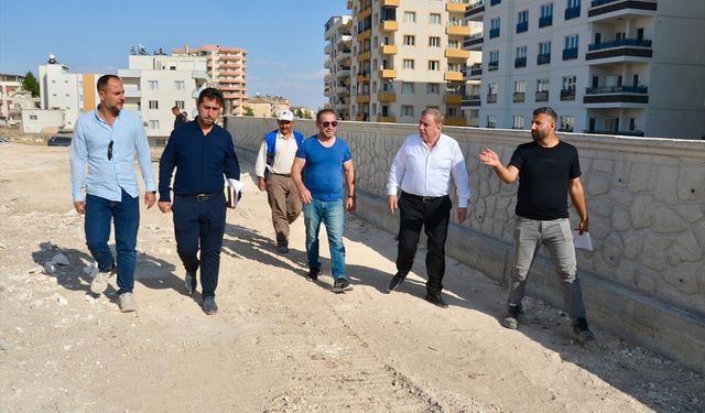 Midyat Belediye Başkanı Şahin, inşasına başlanılan sosyal tesisle ilgili incelemelerde bulundu
