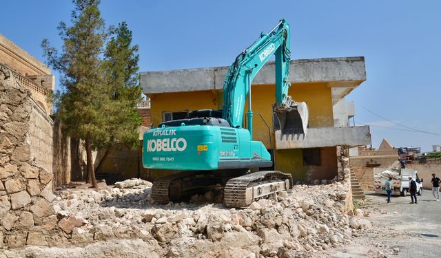 Midyat'ta kaçak ve ruhsatsız yapıların yıkımına başlanıldı