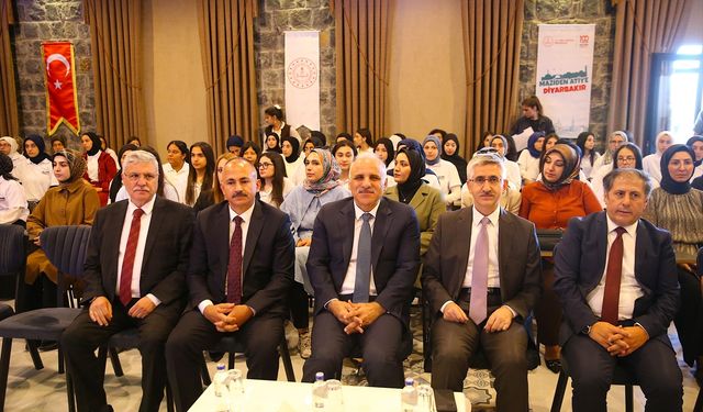 Milli Eğitim Bakan Yardımcısı Nazif Yılmaz, Diyarbakır'da lise öğrencileriyle buluştu