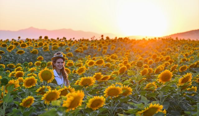 Mozaik sanatçısı ayçiçeği tutkusunu kıyafetine ve takısına yansıttı
