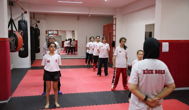 Oğluna böbreğini veren kadın sporcu, kick boksta ikinci oldu