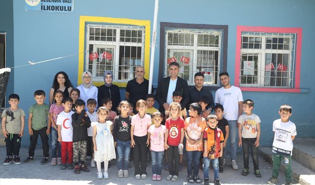 Siirtli öğrenci kampanyayla topladığı kitapları babasının ilk görev yaptığı okula ulaştırdı