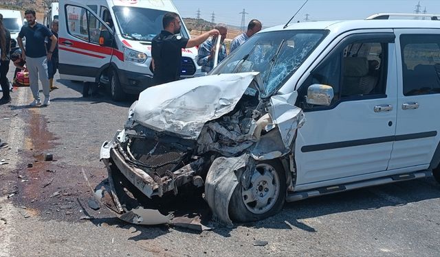 Siirt'te Pikap ve Hafif Ticari Araç Çarpıştı: 4 Yaralı